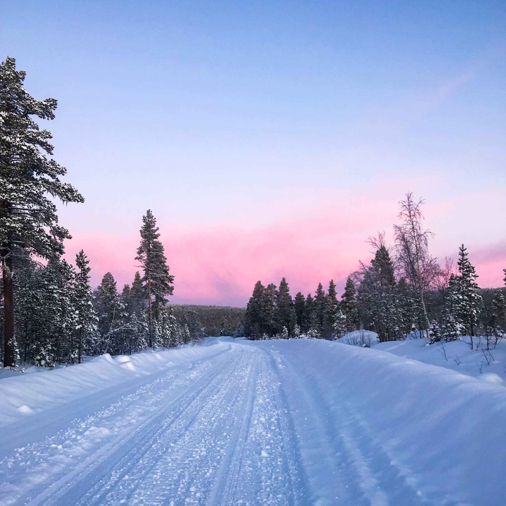 zasněžený laponský silnice